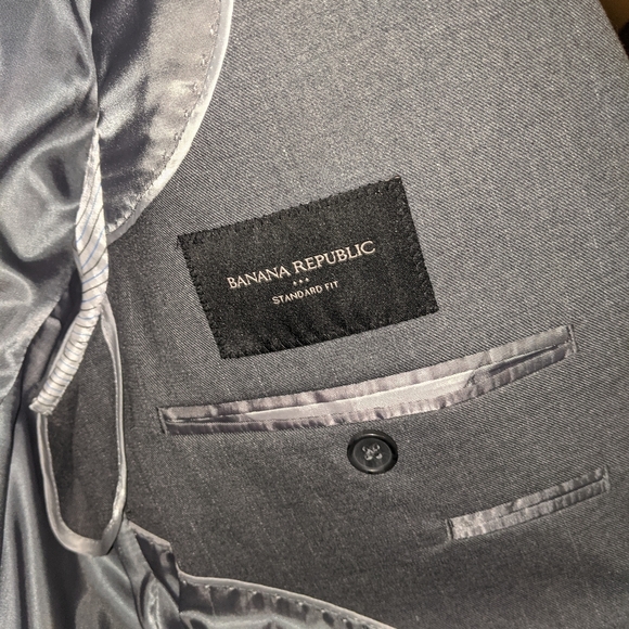 EUC Banana Republic FS Suit 42S 35x30 standard fit - Picture 10 of 15